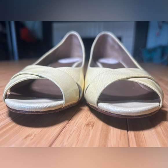 Cole Haan Kitten Heel Criss Cross Ivory Textured Patent leather size 9.5 - Picture 3 of 15